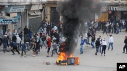Youth face police forces in Annaba, eastern Algeria, 08 Jan 2011