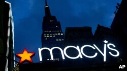 El compañero móvil de Macy's responderá preguntas de los clientes sobre mercadería.