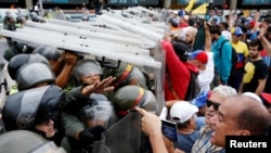 Opposition supporters clash with Venezuelan National Guards during a rally to demand a referendum to remove President Nicolas Maduro in Caracas, Venezuela, May 11, 2016.