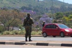 Seorang tentara berpatroli di Manzini, 20 Oktober 2021. (AFP)