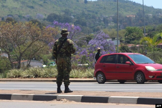Seorang tentara berpatroli di Manzini, 20 Oktober 2021. (AFP)