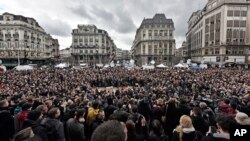 布鲁塞尔民众在市中心为恐怖袭击遇难者默哀一分钟。（2016年3月23日）