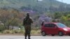 Un soldat se tient sur la route à Manzini le 20 octobre 2021.