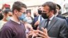 El presidente francés Emmanuel Macron conversa con un ciudadao en Valence, Francia. Macron fue abofeteado por un hombre en un incidente que generó un amplio respaldo al mandatario.