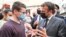 El presidente francés Emmanuel Macron conversa con un ciudadao en Valence, Francia. Macron fue abofeteado por un hombre en un incidente que generó un amplio respaldo al mandatario.
