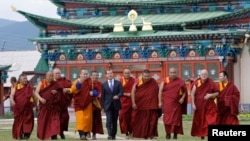 俄羅斯佛教徒眾多﹐總統梅德韋傑夫訪問佛教廟宇與僧侶合照(資料照片)
