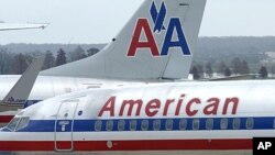 美国航空公司的航班停后在华盛顿罗纳德·里根国家机场(2011年资料照片)