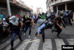 Demonstrators clash with security forces during a protest against government plans to privatize health and education services, in Tegucigalpa, Honduras, April 29, 2019.