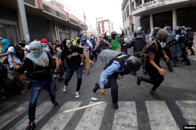 Demonstrators clash with security forces during a protest against government plans to privatize health and education services, in Tegucigalpa, Honduras, April 29, 2019.