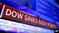 ພາບໃນຈໍໂທລະພາບ ສະແດງໃຫ້ເຫັນຕົວເລກ ສະເລ່ຍ ຕົກລາຄາ ຂອງຮຸ້ນອຸດສາຫະກຳ Down Jones, ທີ່ສຳນັກງານໃຫຍ່ ຊື້ຂາຍຮຸ້ນ ນະຄອນນິວຢອກ ຫຼື New York Stock Exchange, 2 ກຸມພາ 2018. 