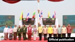 တံတား ဖြင့္ပဲြကို ျမန္မာႏုိင္ငံဘက္က ႏိုင္ငံေတာ္ အတိုင္ပင္ခံ ေဒၚေအာင္ဆန္းစုၾကည္နဲ႔ ထုိင္း ၀န္ႀကီးခ်ဳပ္ ပရာယြတ္ခ်န္အိုခ်ာတုိ႔ လာေရာက္ ဖြင့္လွစ္ပံု