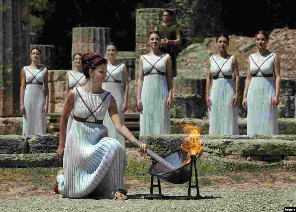 مراسم روشن کردن مشعل المپیک برزیل در یونان. بازیگر یونانی کاترین لِهو مشعل را روشن کرد.