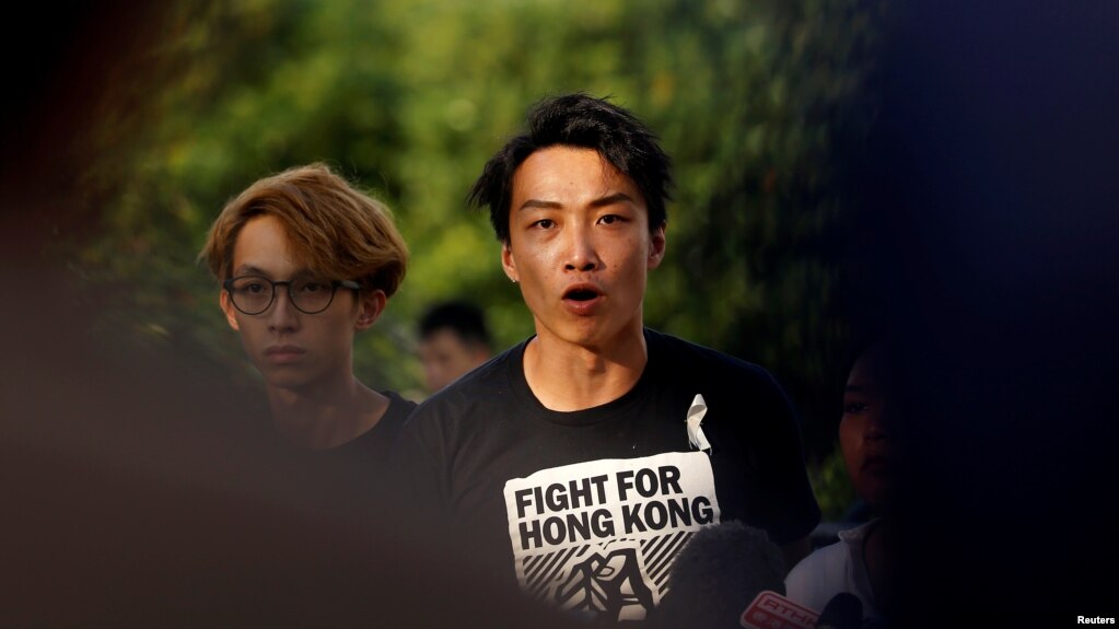 香港民间人权阵线召集人岑子杰在立法会外对记者讲话。（2019年6月15日）