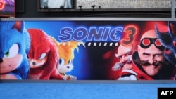 ປ້າຍໂຄສະນາຮູບເງົາເລື້ອງ "Sonic The Hedgehog 3" ທີ່ງານເປີດສາຍຮອບປະຖົມມະເລີກ ຢູ່ໂຮງລະຄອນ TCL Chinese Theatre ໃນເຂດຮໍລີວູດ ລັດຄາລີຟໍເນຍ ເມື່ອວັນທີ 16 ທັນວາ 2024 (Photo by Michael Tran / AFP)