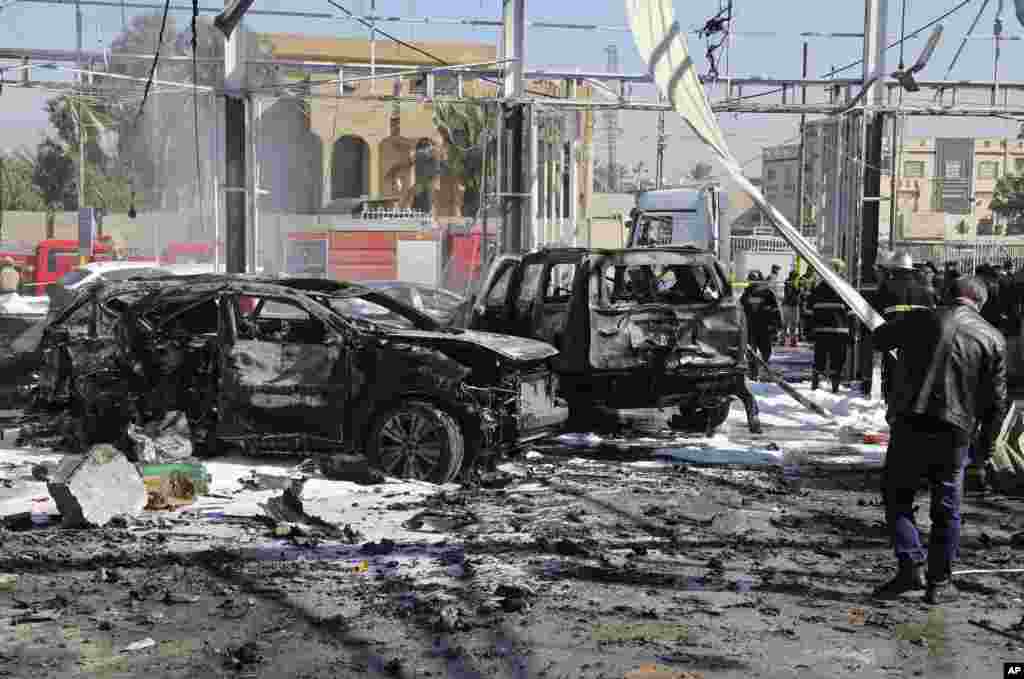 اثرات انفجار یک بمب در سالن نمایشگاه یک نمایندگی خودرو در بغداد&nbsp;پایتخت عراق. 