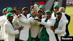 پاکستانی ٹیم چیمپیئنز ٹرافی کے ساتھ۔ 18 جون 2017