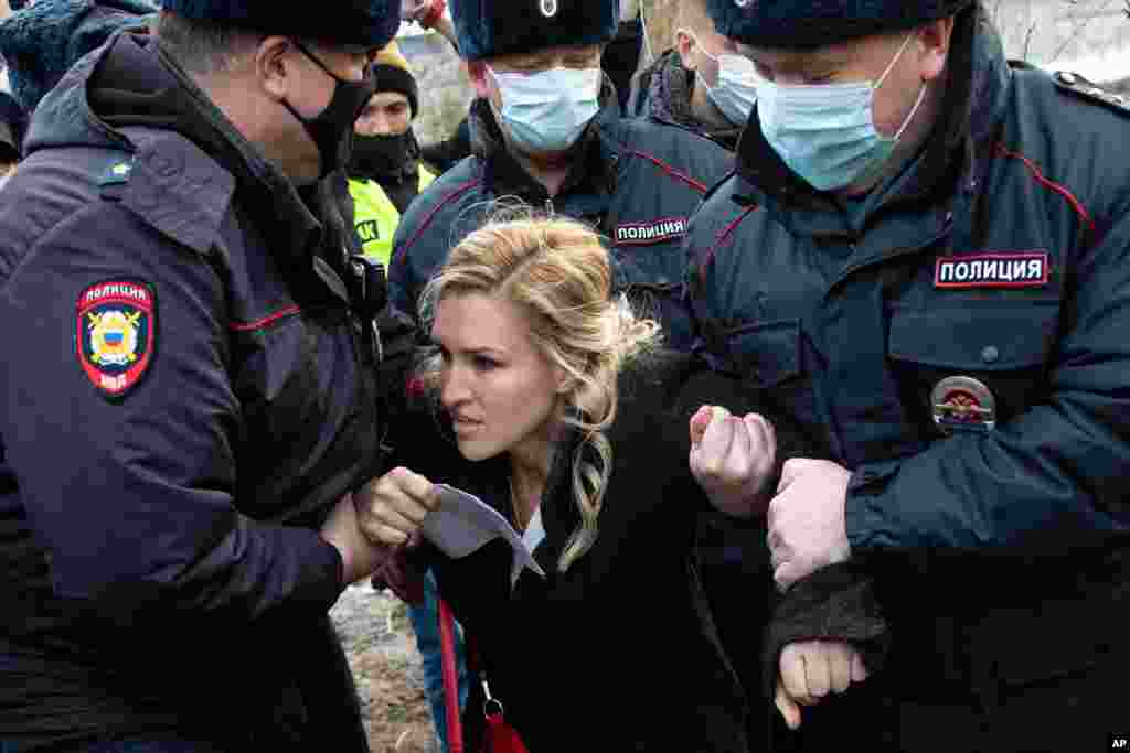Police officers detain the Alliance of Doctors Union&#39;s leader, Anastasia Vasilyeva, at the Pokrov prison in the Vladimir region, Russia. Doctors from the Navalny-backed union are demanding the opposition leader gets qualified medical help.