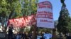 Một người giương cao biển chữ đòi chính phủ thông qua dự luật Dream Act trong cuộc biểu tình ở Berkeley hôm 27/8/2017. (Ảnh: Bùi Văn Phú)