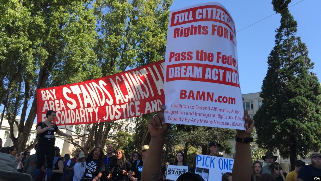 Một người giương cao biển chữ đòi chính phủ thông qua dự luật Dream Act trong cuộc biểu tình ở Berkeley hôm 27/8/2017. (Ảnh: Bùi Văn Phú)