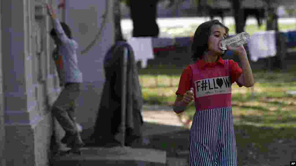 A fille boire de l'eau dans le centre des réfugiés à Sid, dans la Serbie, le 15 septembre 2016.