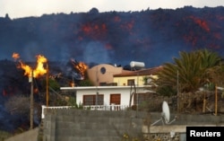 Archivo - 27 de octubre de 2021 Una casa se incendia debido a la erupción volcánica tras la erupción del volcán Cambre Viza en las Islas Canarias de La Palma, España.