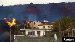 Una casa se quema debido a la lava tras la erupción del volcán Cumbre Vieja, en la isla canaria de La Palma, España, 27 de octubre de 2021.