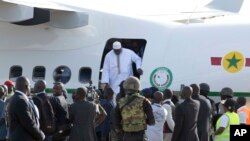 Shugaban Gambia Adama Barrowyana sauka daga jirgin da ya kawoshi