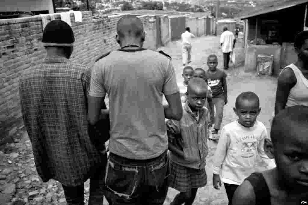 Nshizirungu Amos (gauche) et Vansing se promenent avec d&#39;autres jeunes dans les rues de Giporoso. Le génocide rwandais a laissé un nombre important d&#39;orphelins qui survivent encore par le manque d&#39;opportunités, les maladies terminales, la solitude et la méfiance, ce qui constitue une menace pour la nouvelle génération, 