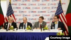 USAID အႀကီးအကဲ Mark Green ဘဂၤလားေဒ့ရွ္မွာ မီဒီယာေတြကုိ ရွင္းလင္း ေျပာၾကားစဥ္။