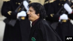 Mouammar Kadhafi, à Paris, le 12 décembre 2007.