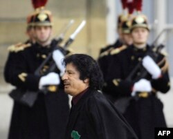 Mouammar Kadhafi, à Paris, le 12 décembre 2007.