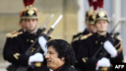 Mouammar Kadhafi, à Paris, le 12 décembre 2007.