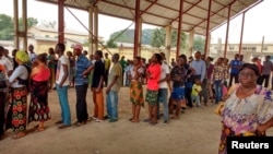 Des congolais font la queue pour recevoir le vaccin contre la fièvre jaune dans le district de Gombe, en RDC, le 17 août 2016.
