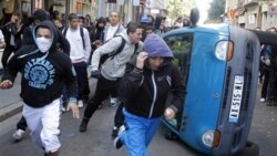 در لیون ، پلیس ضد شورش روز پنجشنبه با جوانانی که سنگ و اشیای دیگر پرتاب می کردند و اتومبیل ها را واژگون می کردند، به زد و خورد پرداخت