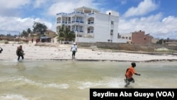 Plage de Mbao (Banlieue de Dakar), des enfants se baignent sans surveillance, le 7 octobre 2019. (VOA/Seydina Aba Gueye)