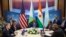 Sec. Estado norte-americano Antony Blinken, à esquerda, e o Sec. da Defesa norte-americano Lloyd Austin, à direita, reúnem-se com o Presidente de Djibouti Ismail Omar Guelleh, com o Presidente da Somália Hassan Sheikh Mohamud e com o Presidente do Níger Mohamed Bazoum