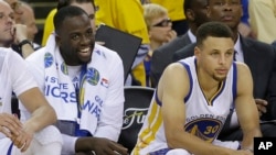 Draymond Green et Steph Curry, Golden State Warriors, Oakland, Californie, le 5 juin 2016. 