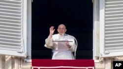 El papa Francisco bendice a la multitud reunida en la plaza de San Pedro, en el Vaticano, Roma, el 22 de enero de 2023. 