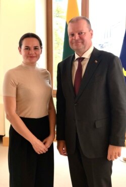 ​ ​La candidata de la oposición bielorrusa Svetlana Tikhanovskaya, que huyó a Lituania tras las elecciones del 9 de agosto pasado, se reunió con el primer ministro Saulius Skvernelis, en Vilnius, Lituania, el jueves 20 de agosto de 2020.