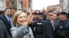 Clinton Visits Kosovo After Appeal to Serbia