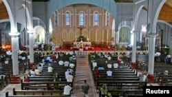 Des croyants prient dans l'église d'Onitsha, au Nigeria, le 14 avril 2005.