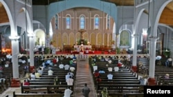 Des croyants prient dans l'église d'Onitsha, au Nigeria, le 14 avril 2005.