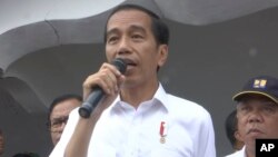 Indonesia's President Joko "Jokowi" Widodo speaks to earthquake survivors in Tringgading, Aceh, province, Indonesia, Dec. 9, 2016.