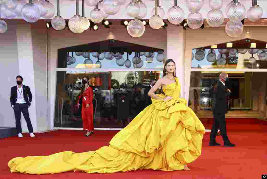 Bianca Balti poses for photographers upon arrival at the premiere of the film &#39;Parallel Mothers&#39; and the opening ceremony of the 78th edition of the Venice Film Festival in Venice, Italy.