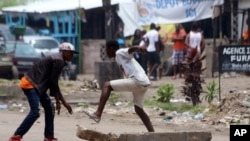 Des manifestants brisent des rocs pour ériger une barrière à Kinshasa, 19 septembre 2016. 