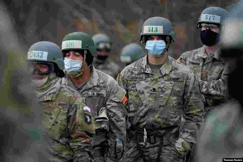 미국 켄터키주 켐벨의 미군 공중강습 학교 (U.S. Army Air Assault School)에서 군인들이 신종 코로나바이러스 안전 지침에 따라 마스크를 쓴 채 훈련하고 있다. 