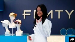 La chanteuse Rihanna, la première femme noire de l'histoire à diriger une grande maison de luxe parisienne, pose alors qu'elle dévoilait ses premières créations pour Fenty dans un pop-up store à Paris, en France, le mercredi 22 mai 2019.