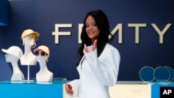 La chanteuse Rihanna, la première femme noire de l'histoire à diriger une grande maison de luxe parisienne, pose alors qu'elle dévoilait ses premières créations pour Fenty dans un pop-up store à Paris, en France, le mercredi 22 mai 2019.