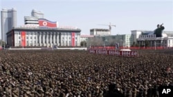 ခေါင်းဆောင်ကင်ဂျုံအန်းရဲ့ အမေရိကန်ကို ခြိမ်းခြောက်မှုကို ထောက်ခံကြောင်း ပြဖို့ လူစုခဲ့ကြသော မြောက်ကိုရီးယားပြည်သူများ။ (၀၃၊၂၉၊၁၃)