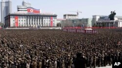 Warga Korea Utara berkumpul di Lapangan Kim Il Sung Square di pusat kota Pyongyang, Korea Utara untuk memberi dukungan kepada pemimpin mereka, Kim Jong-un untuk melancarkan serangan militer melawan Amerika dan Korea Selatan (29/3). 